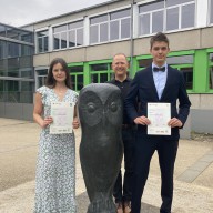 Erfolgreich in Englisch -  Emma und Moritz Pestel mit Cambridge Certificate (CAE)