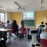 Prof. Maria Wirzberger spricht vor der Begabtengruppe des Gymnasiums Vilshofen über intelligente Systeme