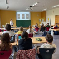 Einblick in den Journalismus – Frau Herzinger, Stipendiatin der Mediengruppe Bayern, zu Gast am Gymnasium Vilshofen